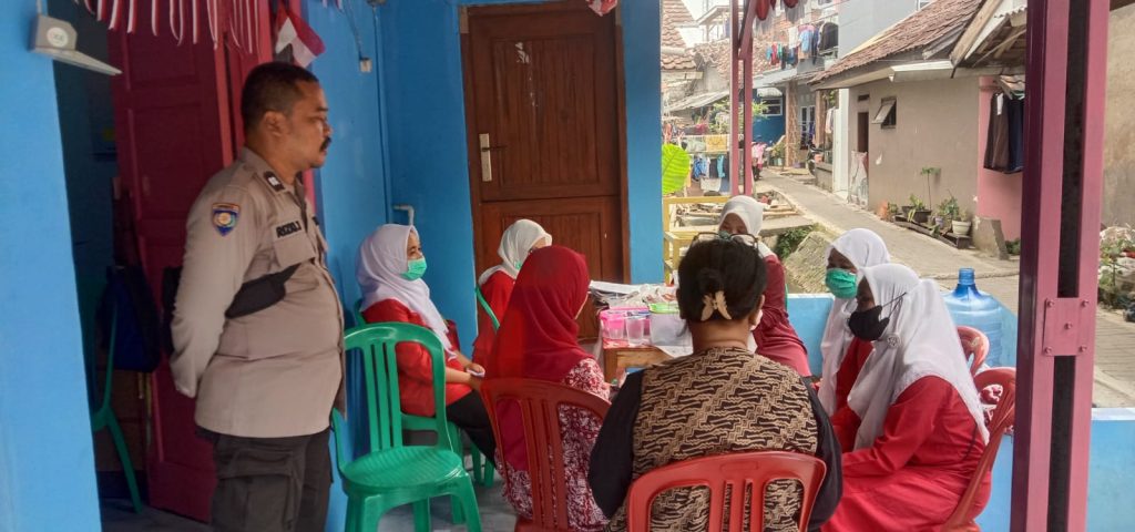 Bhabinkamtibmas Polsek Cibeureum laksanakan monitoring wilayah binaan dan berikan himbauan Kamtibmas