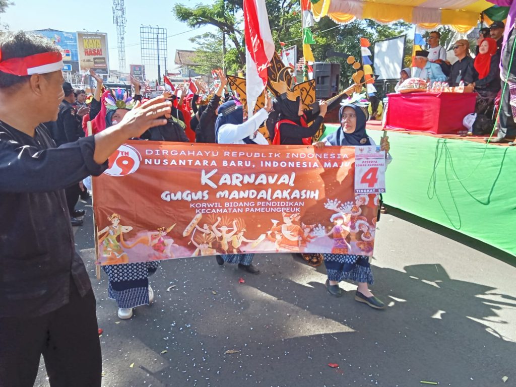 Polsek Pameungpeuk Lakukan Pengamanan Karnaval HUT RI ke 79