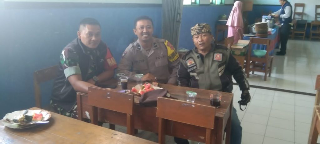 Bhabinkamtibmas Selawangi Polsek Sukaraja  Melaksanakan Sambang Warga