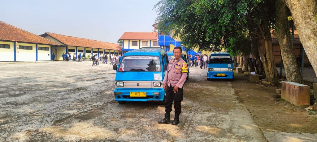 Bhabinkamtibmas Polsek Cisaat Antisipasi Bubaran Pulang Sekolah di wilayah binaannya