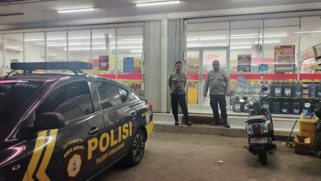 Anggota Samapta Polsek Sukalarang Laksanakan Patroli Dialogis Kerawanan Malam Sambang Minimarket Indomart