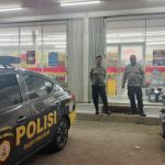 Anggota Samapta Polsek Sukalarang Laksanakan Patroli Dialogis Kerawanan Malam Sambang Minimarket Indomart