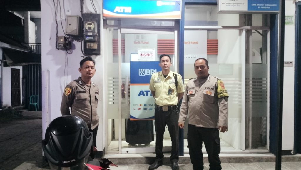 Personil Samapta Polsek Sukalarang Patroli Malam Hari Sambangi ATM BRI Cegah Kejahatan Perbankan