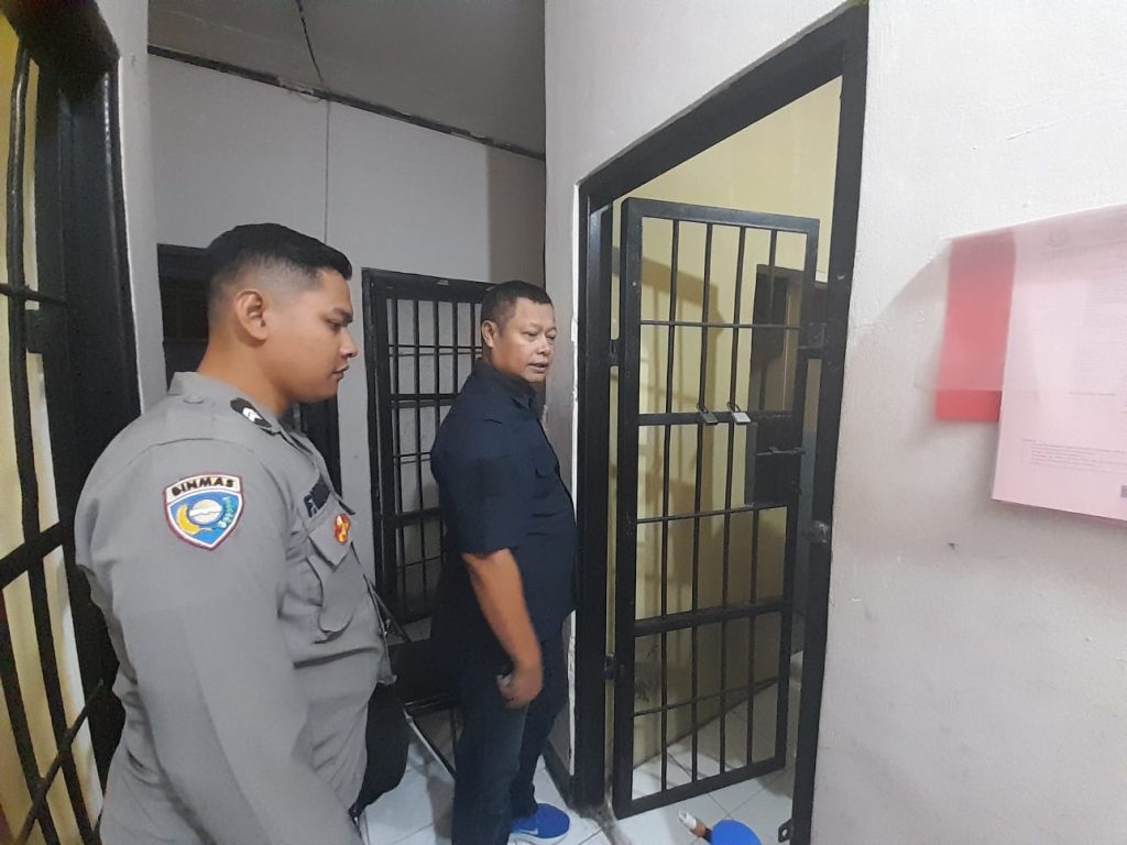 Kanit Reskrim Bersama Anggota Jaga Rutin Cek Dan Control Ruang Tahanan Polsek Sukalarang Antisipasi Tahanan Melarikan Diri