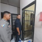 Kanit Reskrim Bersama Anggota Jaga Rutin Cek Dan Control Ruang Tahanan Polsek Sukalarang Antisipasi Tahanan Melarikan Diri