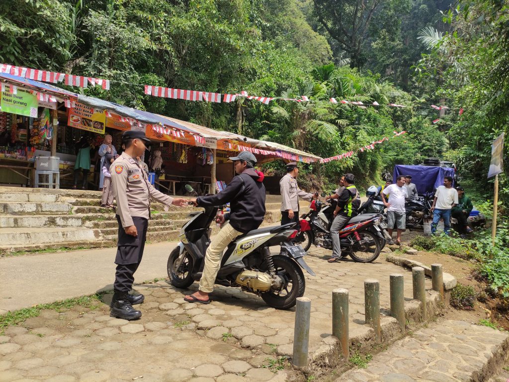 Patroli mobile rutin Polsek Kadudampit untuk mengantisipasi gangguan kamtibmas  di wilayah hukum polsek kadudampit