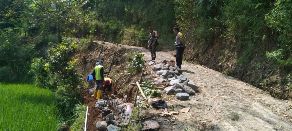 Bhabinkamtibmas Desa Selawangi dengan Babinsa Selawangi Melaksanakan Sambang Kepada Warga