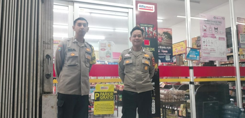 Polsek Sukalarang Patroli Toko Minimarket dan Dialogis dengan  Masyarakat