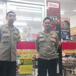 Polsek Sukalarang Patroli Toko Minimarket dan Dialogis dengan  Masyarakat