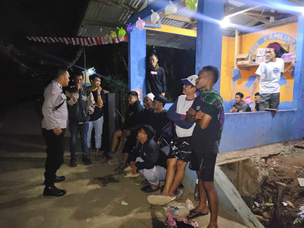 Patroli Malam , Bhabinkamtibmas Polsek Cireunghas Sambangi Warga di Pos Ronda