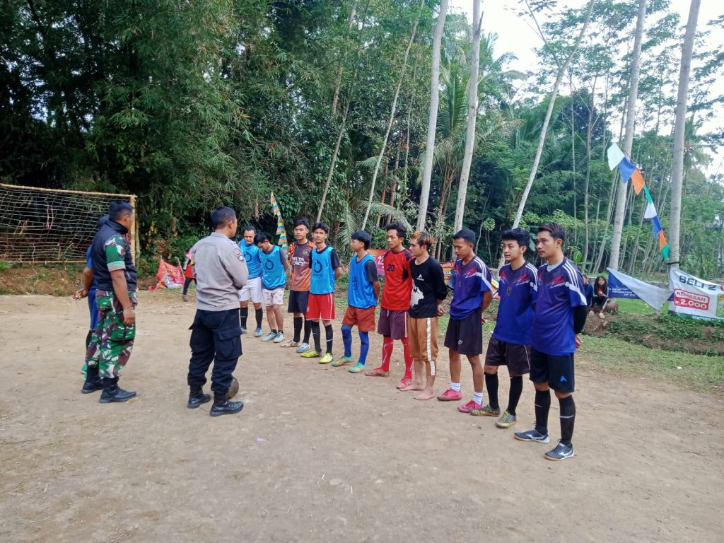 Bhabinkamtibmas Polsek Sukaraja Mengamankan dan Berikan Himbauan Pada Pertandingan Sepak Bola Antar Dusun