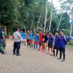 Bhabinkamtibmas Polsek Sukaraja Mengamankan dan Berikan Himbauan Pada Pertandingan Sepak Bola Antar Dusun