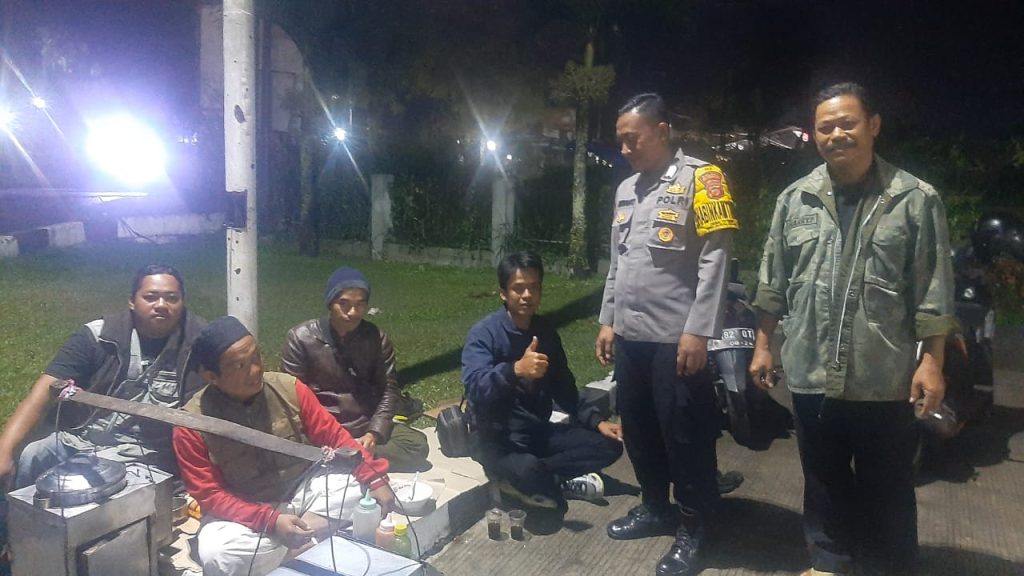 Ngobrol Bersama Masyarakat, Patroli Dialogis Malam Petugas Sampaikan Pesan Kamtibmas