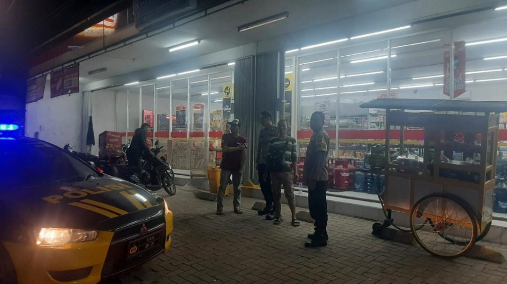 Anggota Polsek Sukalarang Laksanakan Patroli Dialogis Kerawanan Malam Sambangi Minimarket Alfamart