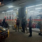 Anggota Polsek Sukalarang Laksanakan Patroli Dialogis Kerawanan Malam Sambangi Minimarket Alfamart