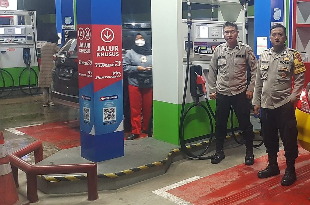 Polisi Sambangi SPBU Malam Hari, Sampaikan Pesan Kamtibmas