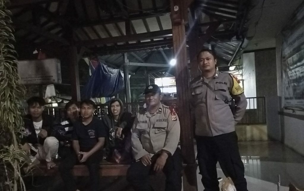 Polsek Kebonpedes Patroli Dialogis Dengan Warga Lingkungan Cegah Tindak Kriminalitas Saat Malam Hari