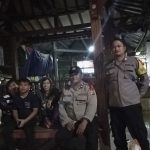 Polsek Kebonpedes Patroli Dialogis Dengan Warga Lingkungan Cegah Tindak Kriminalitas Saat Malam Hari