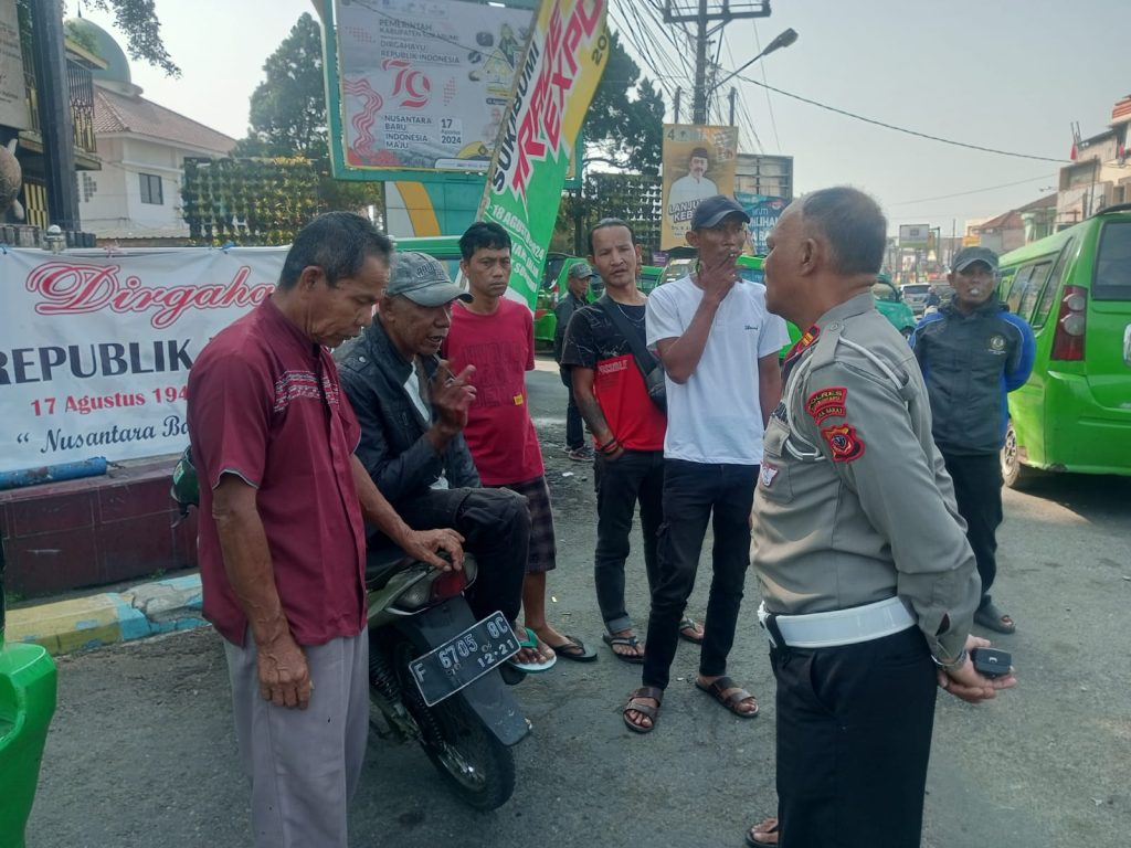 Unit Lantas Polsek Cisaat  Berikan Himbauan kepada para sopir angkutan umum