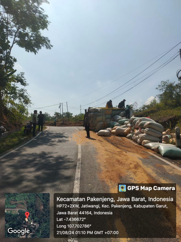 Polsek Pakenjeng Evakuasi Truk Muatan Sekam Terguling