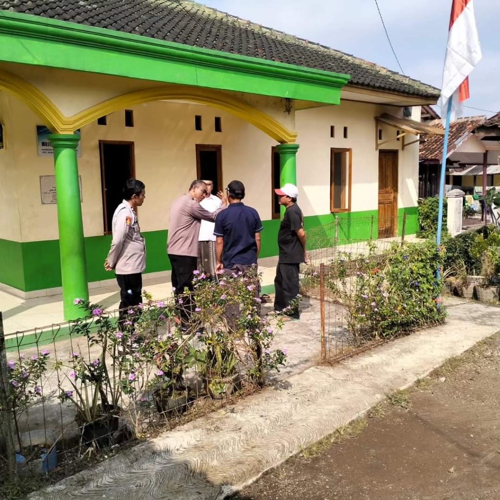 Kapolsek Baros Implementasikan program kerja Kapolres Sukabumi kota. Ngariung bareng warga Caringin Rw.010