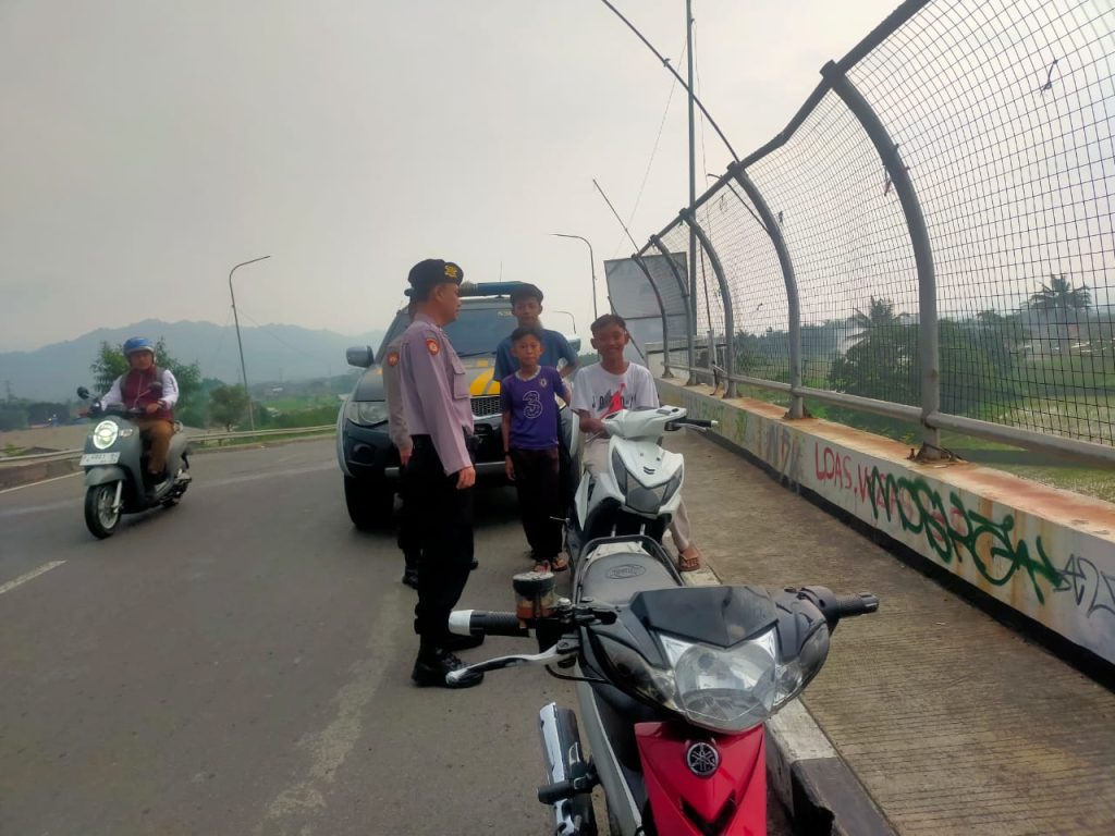 Polsek Cibeureum Polres Sukabumi Kota Laksanakan Patroli Cipkon di sore hari