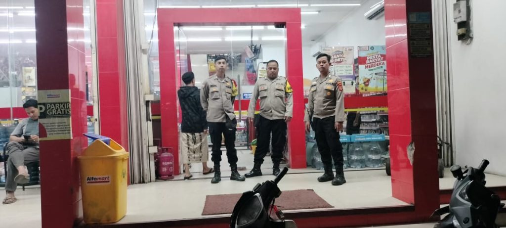 Anggota Polsek Sukalarang Laksanakan Patroli Dialogis Kerawanan Malam Sambangi Minimarket Alfamart