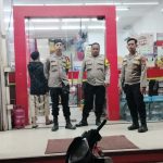 Anggota Polsek Sukalarang Laksanakan Patroli Dialogis Kerawanan Malam Sambangi Minimarket Alfamart