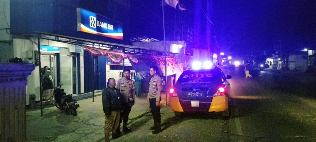 Personil Samapta Polsek Sukalarang Patroli Malam Hari Sambangi ATM BRI Cegah Kejahatan Perbankan