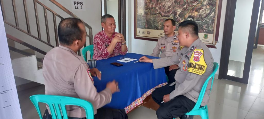 Bhabinkamtibmas Polsek Baros Staf Kelurahan Silaturahmi Bersama Masyarakat