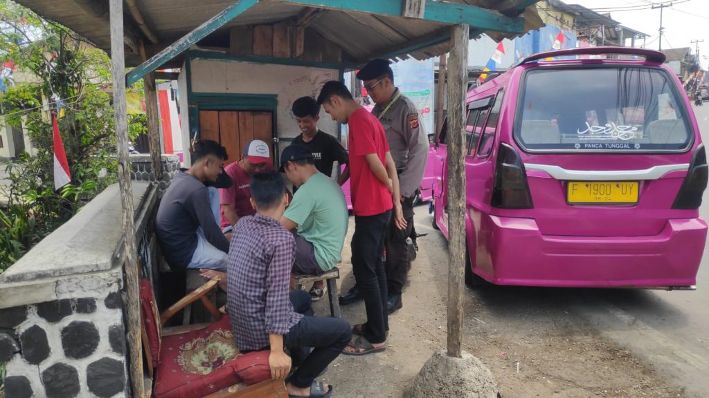 Patroli Polsek Kebonpedes Berikan Himbauan Kamtibmas Kepada Pengemudi Angkutan Umum di Pertigaan Cimuncang