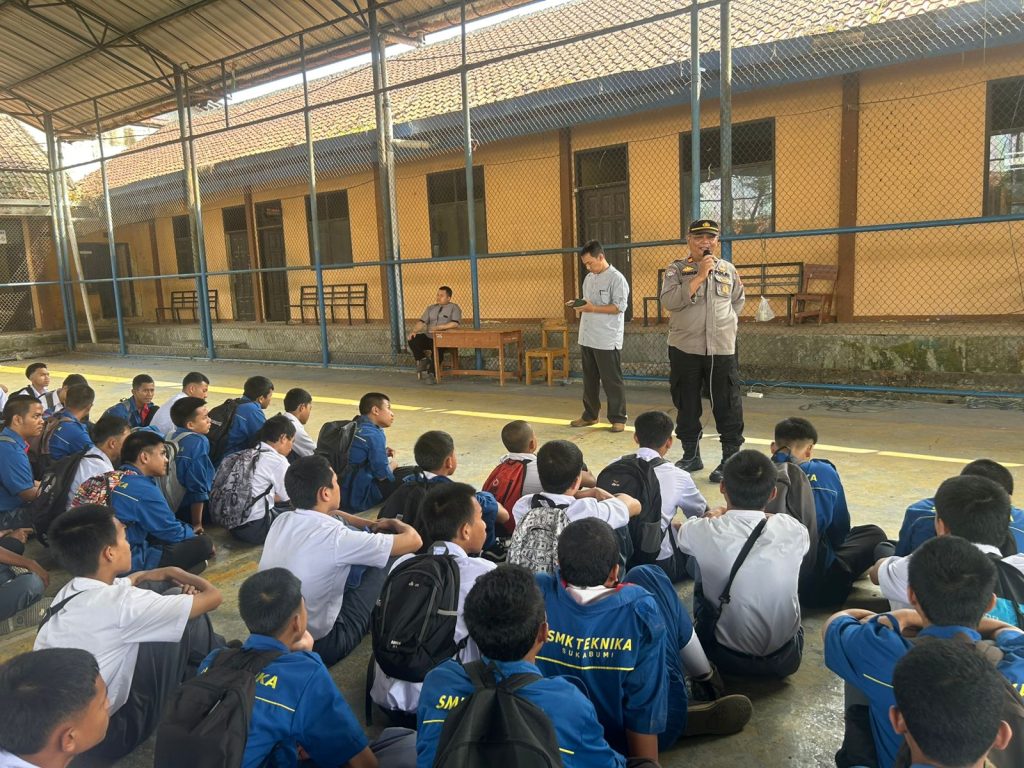 Kanit Binmas Polsek Cisaat  Berikan Penyuluhan  Kenakalan Remaja Kepada Siswa SMK