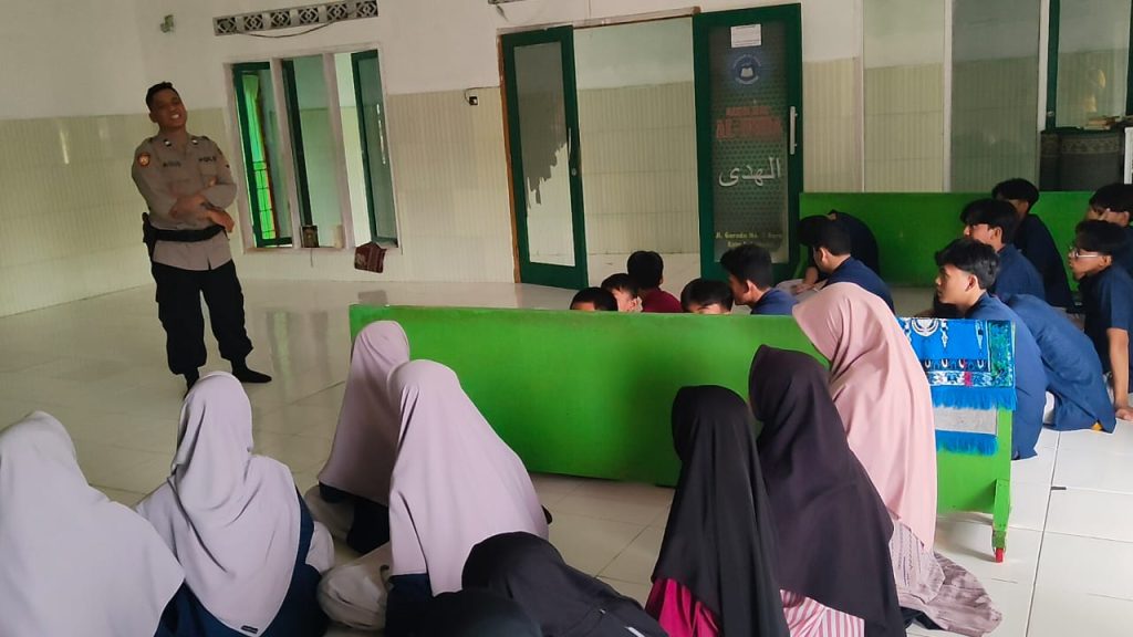 Antisipasi kenakalan remaja kalangan pelajar. Kapolsek Baros efektifkan bimbingan dan penyuluhan kamtibmas