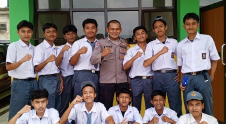 Patroli Sambang Sekolah, Kapolsek Cireunghas Imbau Kepala Sekolah Tingkatkan Pengawasan Pada Anak Didiknya