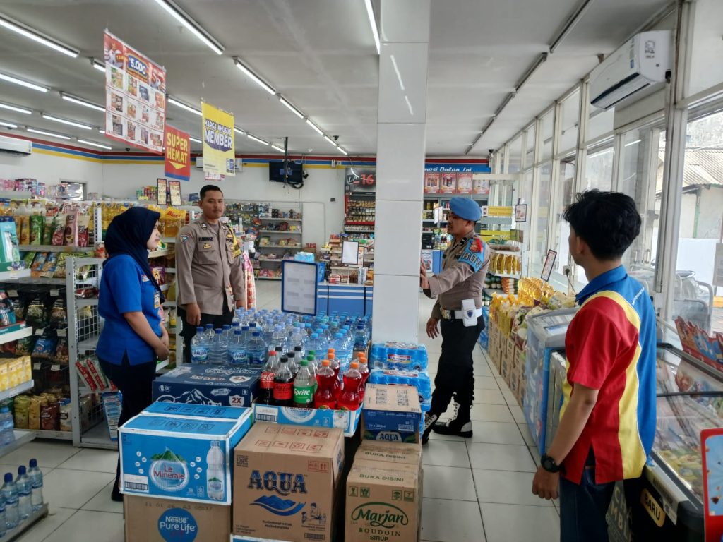 Sampaikan Himbauan Kamtibmas Kepada Karyawan Minimarket saat Patroli Siang