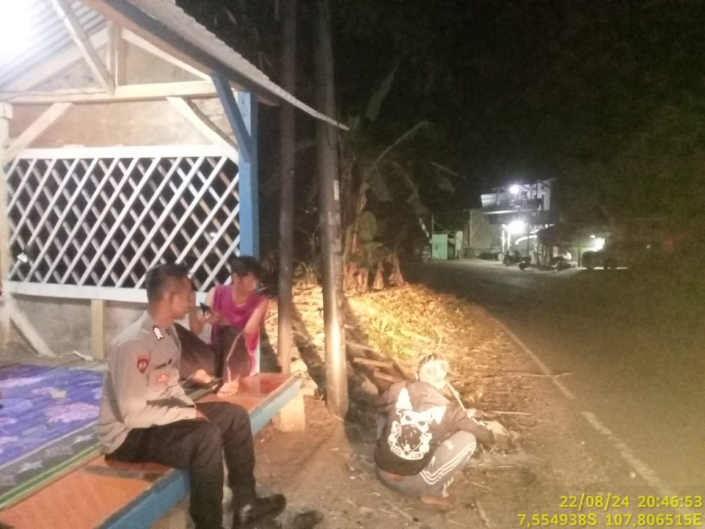 Polsek Cisompet Polres Garut Patroli Siskamling Dalam Upaya Pecegahan Gangguan Kamtibmas