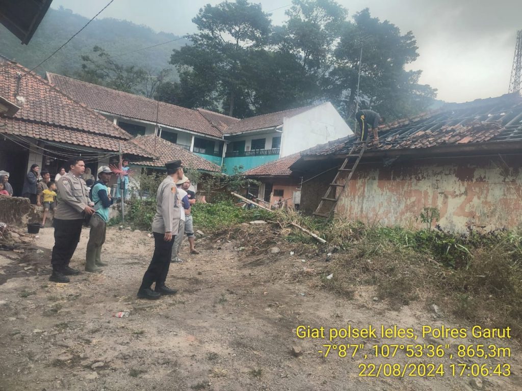 Polsek Leles Bantu Padamkan Kebakaran Rumah di Desa Haruman