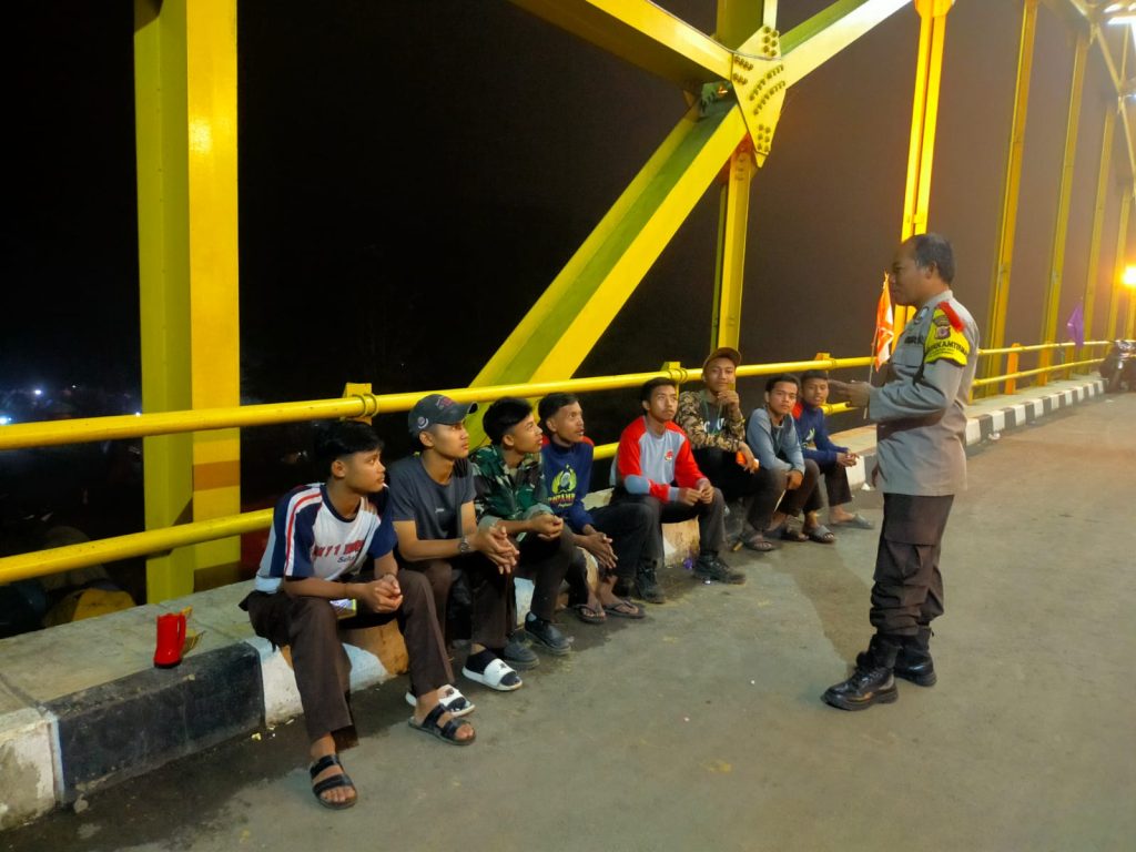 Patroli mobile rutin Polsek Kadudampit untuk mengantisipasi gangguan kamtibmas  di wilayah hukum polsek kadudampit