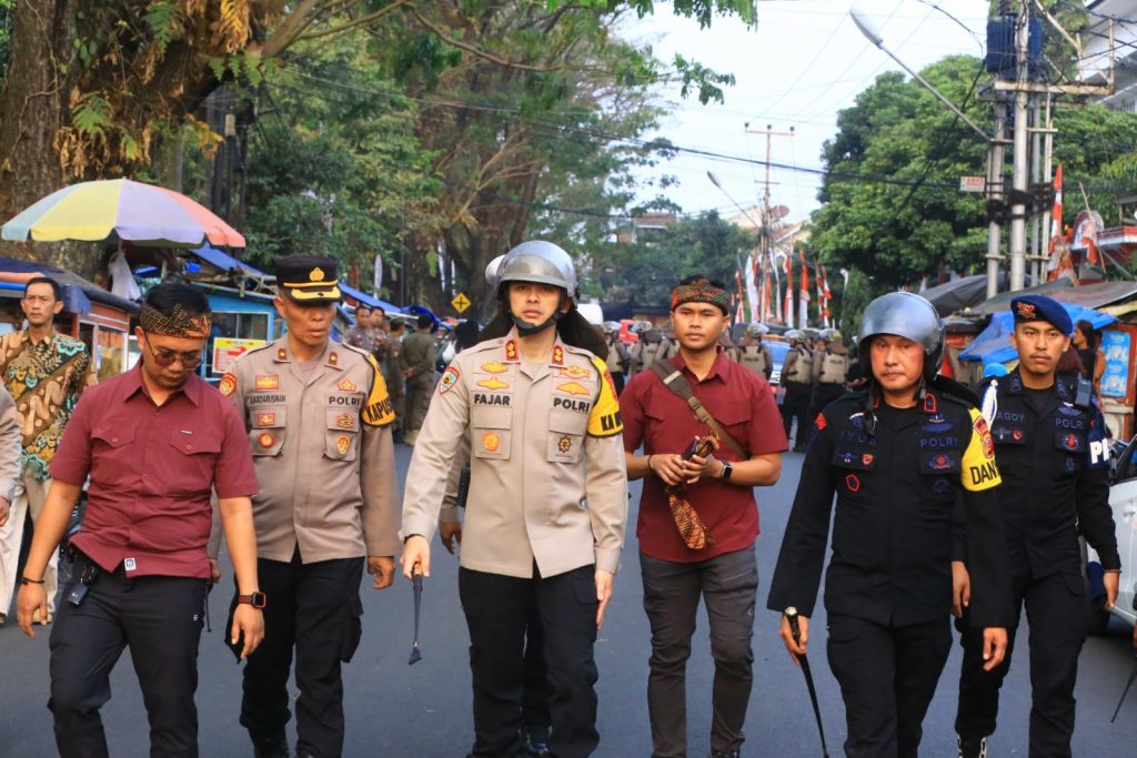 Polres Garut Bersama Personil Gabungan Pengamanan Aksi Unjuk Rasa Revisi Undang – Undang Pilkada