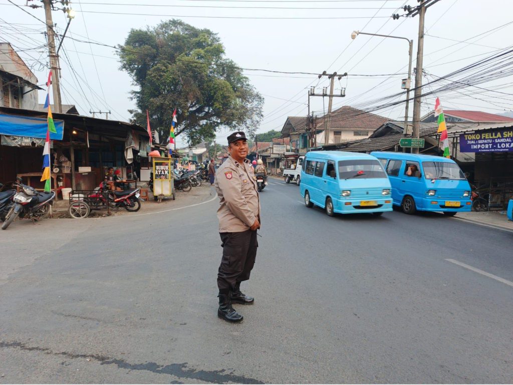 Antisipasi kemacetan pagi, anggota polsek Gunungguruh laksanakan gatur lalin pagi di simpang tiga pangleseran