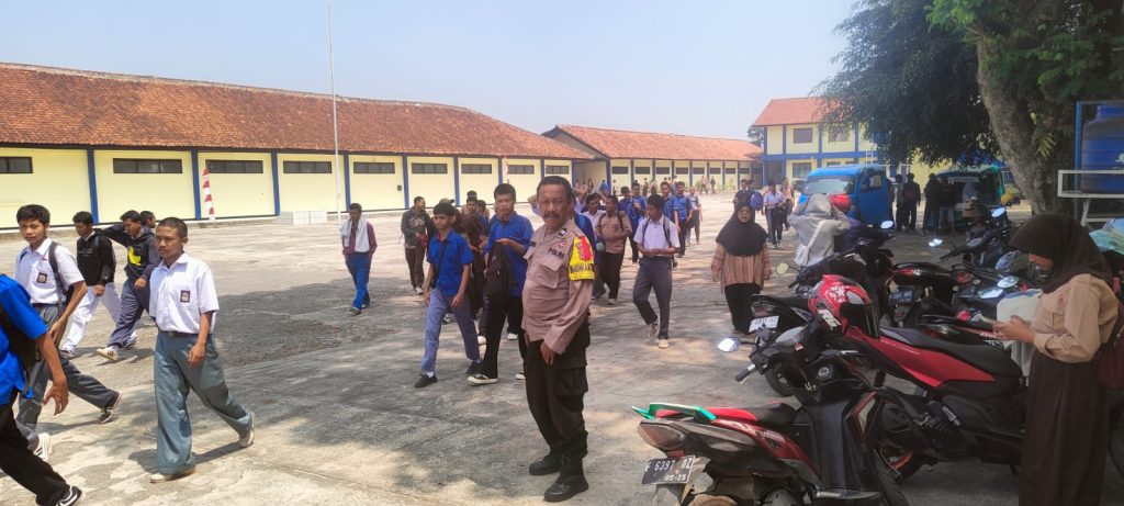 Bhabinkamtibmas Polsek Cisaat Antisipasi Bubaran Pulang Sekolah di wilayah binaannya