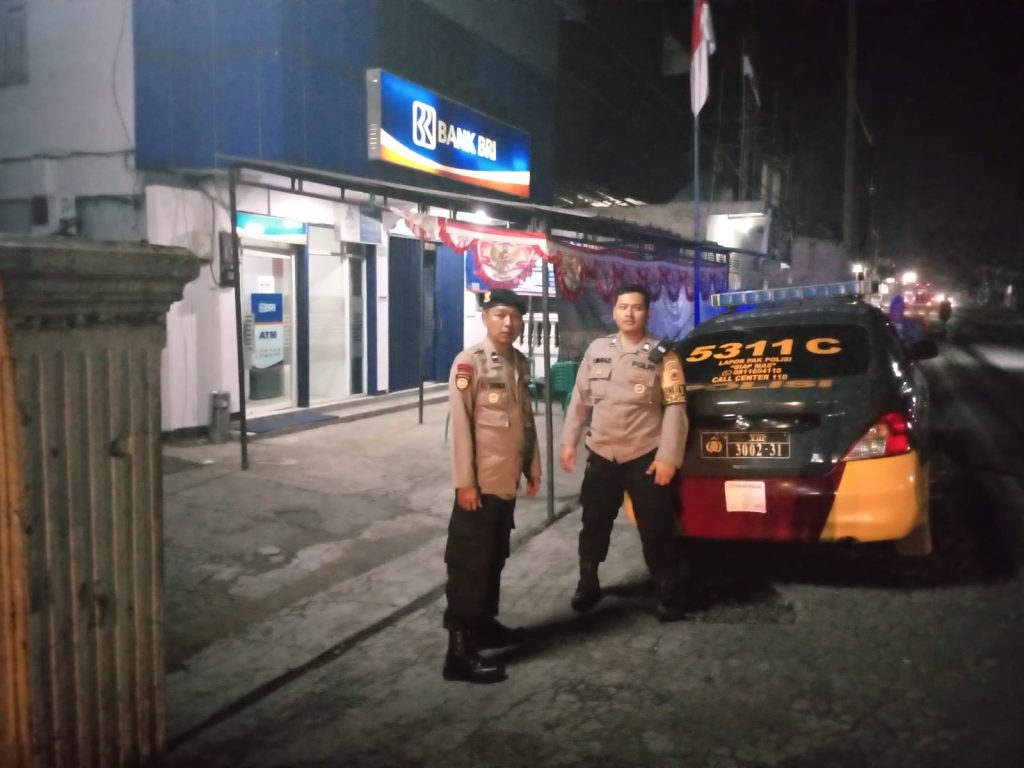 Personil Samapta Polsek Sukalarang Patroli Malam Hari Sambangi ATM BRI Cegah Kejahatan Perbankan