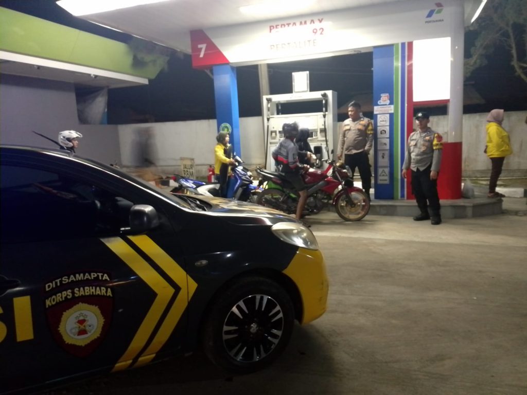 Polisi Sambangi SPBU Malam Hari, Sampaikan Pesan Kamtibmas