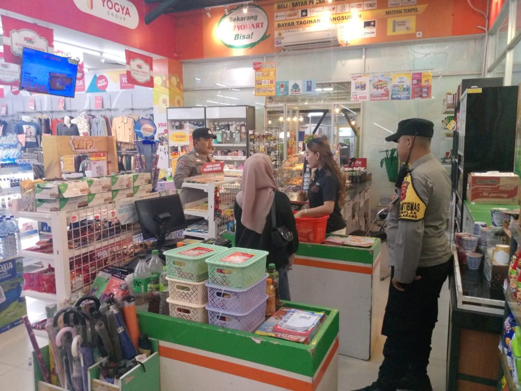 Anggota Samapta Polsek Sukalarang Laksanakan Patroli Dialogis Kerawanan Malam Sambangi Minimarket Alfamart