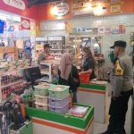 Anggota Samapta Polsek Sukalarang Laksanakan Patroli Dialogis Kerawanan Malam Sambangi Minimarket Alfamart