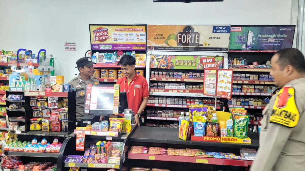 Polsek Sukalarang Patroli Toko Minimarket dan Dialogis dengan  Masyarakat