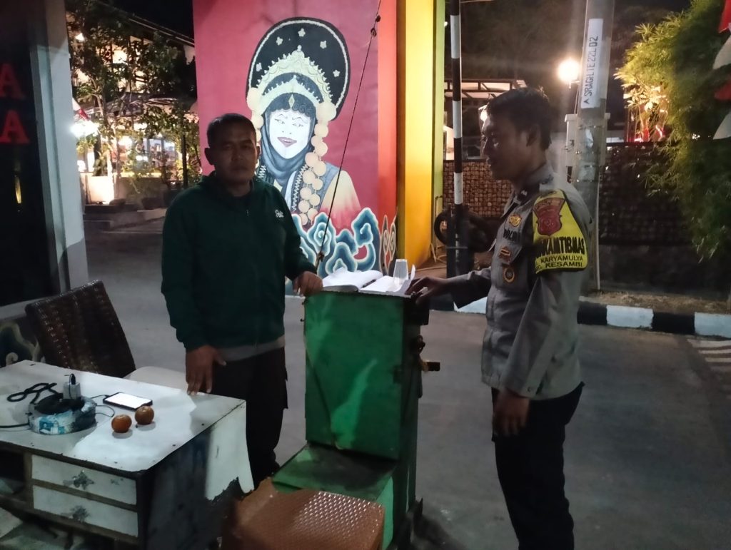 Bhabinkamtibmas karya Mulya Polsek kesambi Polres Cirebon Kota cek siskamling