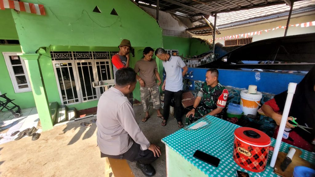 Bhabinkamtibmas Bersinergi dengan Babinsa Sambangi Warga Untuk Tingkatkan Harkamtibmas