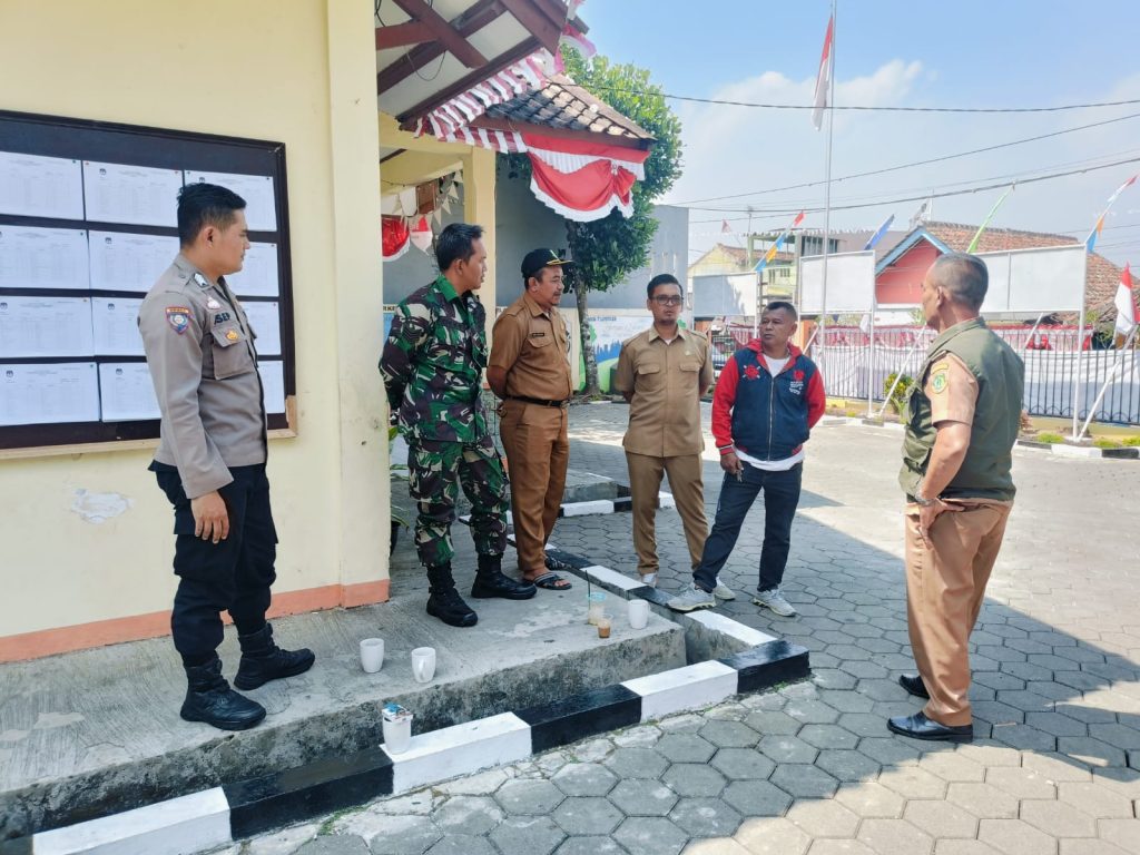 Sinergitas TNI – POLRI, Bhabinkamtibmas dan Babinsa Laksanakan Sambang ke Kantor Kelurahan