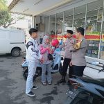 Polisi Patroli Siang Sambangi  Minimarket Dan Dialogis Dengan Masyarakat